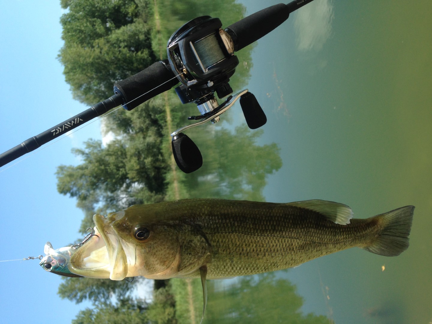 Cruiser bass prošao ispred nogu ribolovca