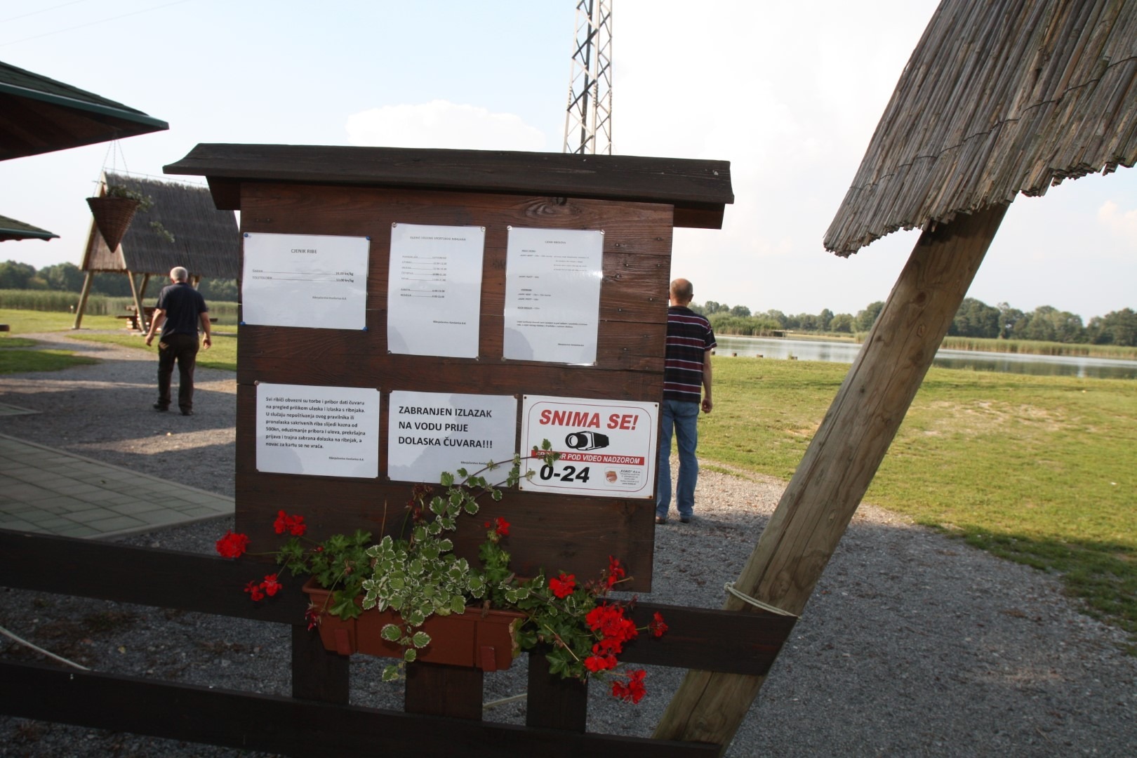 Oglasna ploča s pravilima na parkiralištu ribnjaka